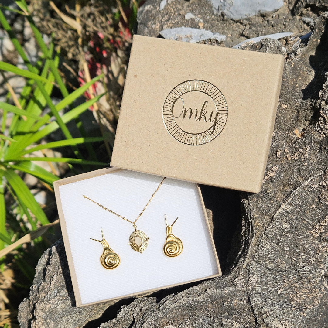 Set CARACOL - Juego de Collar con Cuarzo Blanco y Aretes Acero Inoxidable Caracol Chapa Oro 18k