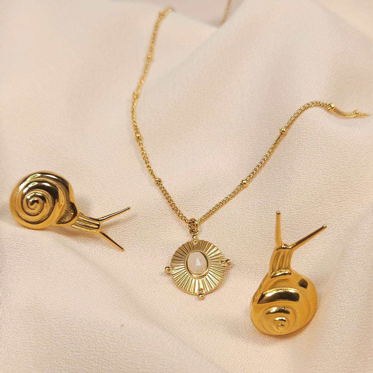 Set CARACOL - Juego de Collar con Cuarzo Blanco y Aretes Acero Inoxidable Caracol Chapa Oro 18k